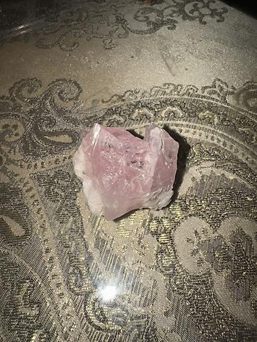 kvars qum: Təbii çəhrayı kvars daşı (rose quartz) – xam/parça halında — 3