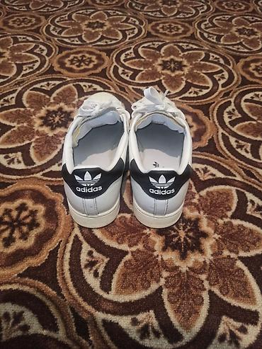 бут кимдер: Эркектердин кроссовкасы, 43, Adidas, Колдонулган, түсү - Ак — 2