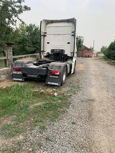 полуприцеп шмитц: Белый седельный тягач Scania R 490, предназначенный для перевозки — 3