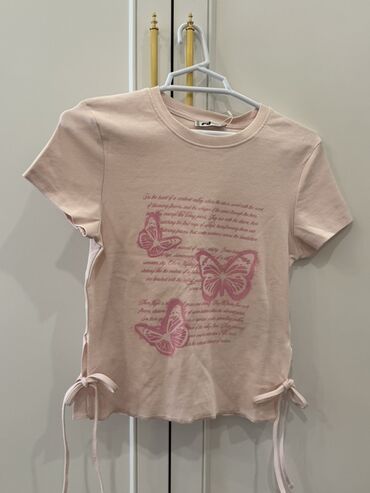 Ev geyimləri, pijamalar: Açıq çəhrayı rəngdə qadın qısaqol t-shirt. Üzərində kəpənək naxışları