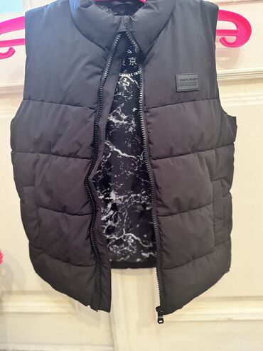 детский костюм весенний осенний: Жилетка Next на мальчика.Цвет в жизни черный.На 7 лет(ростовка 122 см)