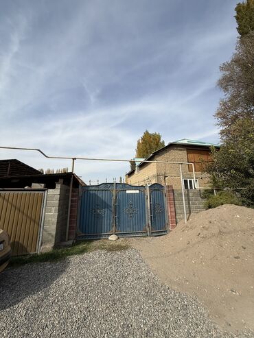 продаю дом с квартирантами: Дом, 180 м², 3 комнаты, Риэлтор, Старый ремонт