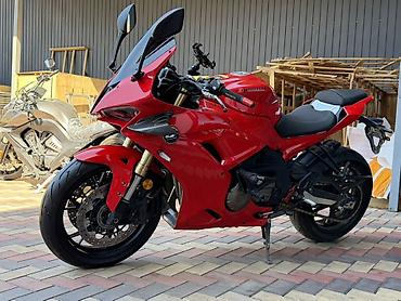 мотоцикл ducati: Спорт‑байк Ducati (класс спорт‑турист), красный. Ключевые — 2