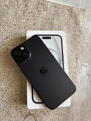 Apple iPhone 15 (черный) - Экран 6.1", OLED Super Retina XDR, вырез
