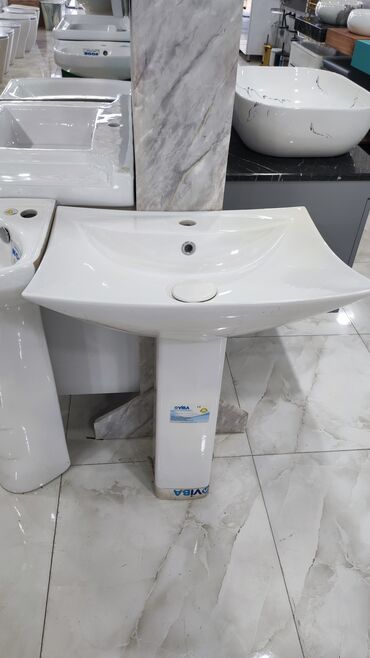 çanakkale seramik baku: Ağ rəngdə, kvadrat formalı ayaqlı seramik lavabo. Bu lavabo, tək
