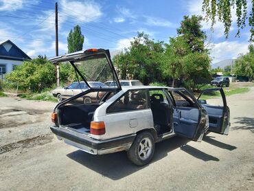 ретро авто: Представлен серебристый хэтчбек с открытыми дверями и поднятой задней