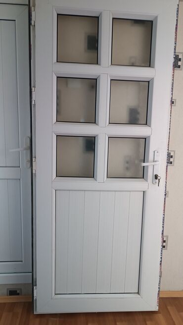 Kafel və bitirmə daşları: Ağ rəngli PVC giriş/qapı sistemi - Material: PVC profil, möhkəm metal