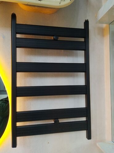 смесители для кухни: Qara rəngli elektrik dəsmal qızdırıcısı / radiator - Şaquli karkaslı