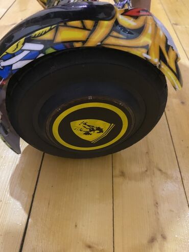 Şəkillərdə görünən çoxrəngli, qraffiti naxışlı hoverboard satılır. Bu