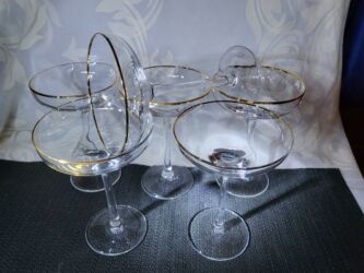 Čaše: Case kristalne za sampanjac,vino iz 80ih. Case za vino,maksimalno — 3