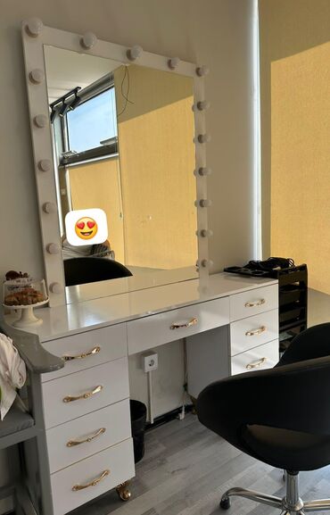 masa lampasi: İşlənmiş, Makiyaj üçün masa, Güzgülü