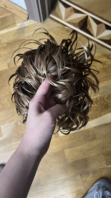 Təbii saçlar, pariklər: Salon malları toplu. 2 ədəd şinyon, 1 ədəd parik, 2 ədəd broşkalı saç — 19