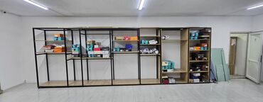 мебель для магазина одежды: Модульная система стеллажей с комбинацией открытых полок и секций для