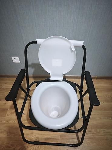 Portativ tualet kreslosu (komod) - Geniş, sabit metal karkas – qara — 4