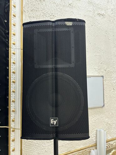 Mikşerlər: Səhnə və studiya üçün tam səs avadanlığı paketidir. Tərkib: - — 33