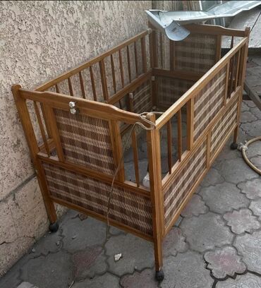современные коляски для новорожденных: Детская деревянная кроватка на колесиках - Материал: массив дерева с