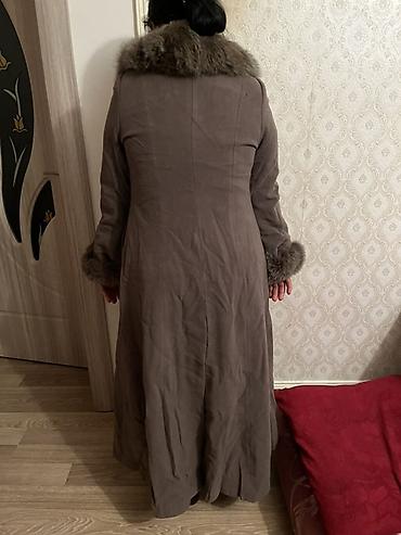 deri kurtkalar kisi ucun: Qadın üçün uzun qış palto - Rəng: tünd boz/taupe - Model: uzun — 2