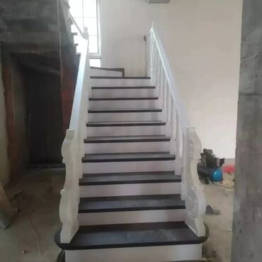 Pilləkən məhəccərləri: Taxta və metaldan hazırlanmış bu müasir pilləkən müxtəlif interyerlər — 3