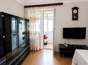studio menziller: Məzilli, işıqlı 1 /2 yə düzəlmə mənzil. - Geniş qonaq otağı: divan — 3