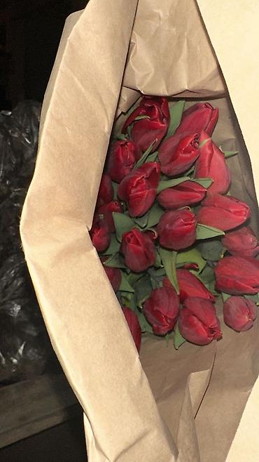 Букеты из живых цветов: Тюльпаны в крафтовой упаковке — сборные букеты из свежесрезанных — 11