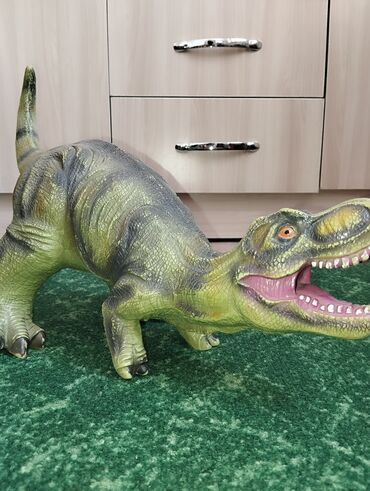 Игрушки: Продаются большие (Динозавры) в хорошем качестве