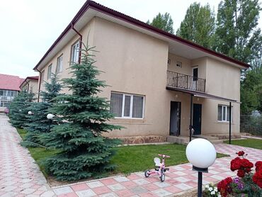 сдаю дом в канте: Таунхаус, Келечек Чолпон-Ата, Детская площадка, Парковка, стоянка, Баскетбольная площадка