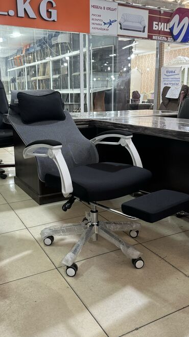 Офисные кресла: Офисное кресло с откидной спинкой и сетчатой обивкой обеспечивает — 9