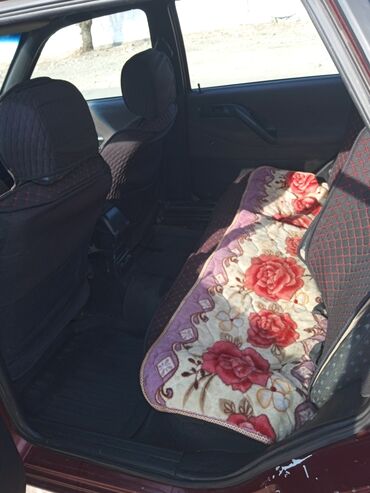 Volkswagen: Легковой автомобиль хэтчбек/седан бордового цвета. Основные — 4