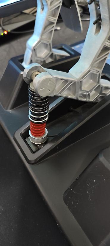 Рули: Комплект для симрейсинга Thrustmaster + аксессуары Состав: - Руль — 15