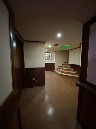 Restoran, kafelər: İçəri şəhər metrosunun yaxınlığında, 360 kv sahəsi olan (yarızirzəmi — 21