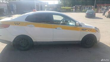 домкрат воздушный: Белый автомобиль Kia Rio в кузове седан, адаптированный для