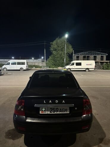 приория: Автомобиль LADA Priora черного цвета. Кузов седан, с задним приводом