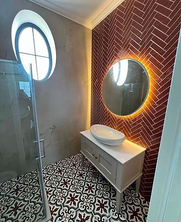 hamam kranti: Ağ rəngli daş tezgaha malik boz rəngli dolab və oymalı ayaqlar — 2