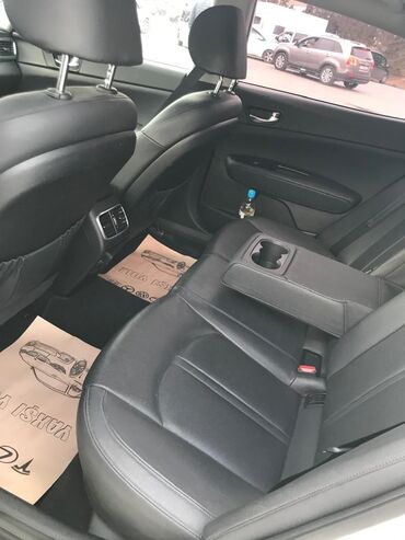 Kia: Kia Optima – ağ rəngli sedan - Kuzov: 4 qapılı sedan, ağ rəng, arxa — 5