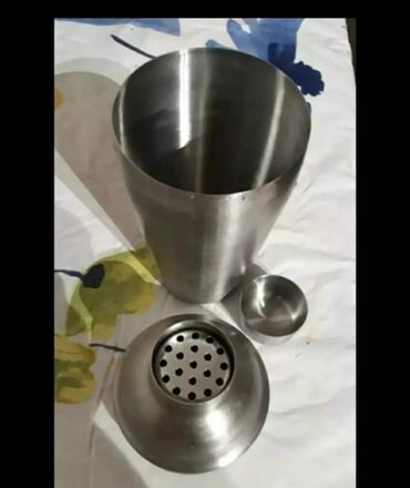 Посуда: Супницачашки,вилки,ножи,Шейер,чайник чугун,молочница,и.т.далее — 12