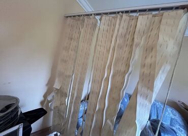 Bitkilər: Şaquli jalüz pərdə dəsti - Rəng: krem/bej, zərif naxışlı tekstura -