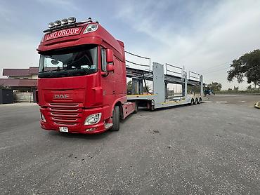 Автовоз DAF XF с двухъярусным прицепом-лоуадером для перевозки