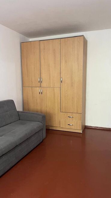 срочно продаётся 1 комнатная квартира в районе ошского рынка по улице кенсуйская: 2 комнаты, 43 м², 104 серия, 2 этаж, Старый ремонт