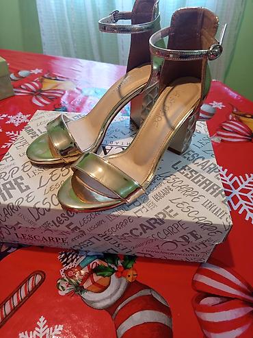 melek sepler instagram: Qızılı rəngdə qadın həndəsi naxışlı qalın dabanlı sandal – Lescarpe - — 1
