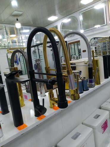 rakovin: Mətbəx və ya vanna otağı üçün müasir dizaynlı su kranları. Müxtəlif