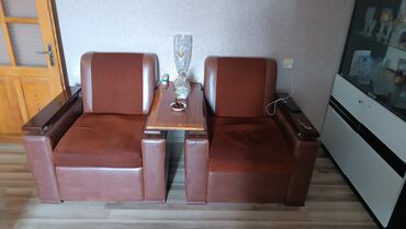 стол обеденный: 1 divan, 2 kreslo, 6 nəfərlik stol stul dəsti və bir ədəd şüşəli