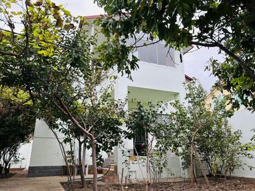 Həyət evləri və villaların satışı: Satılır: həyətli iki mərtəbəli fərdi ev Ünvan təsviri: Şəhər daxili — 3