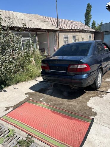 ключ мазда: Седан Mazda 626 темно-синего цвета, оснащенный четырехдверным кузовом