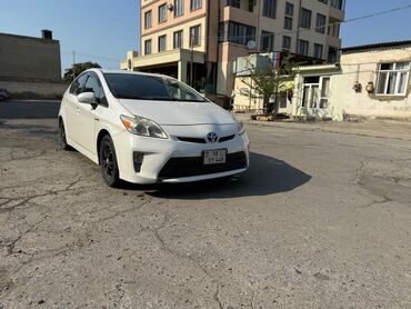 Toyota Prius: 1.5 л | 2012 г. Седан
