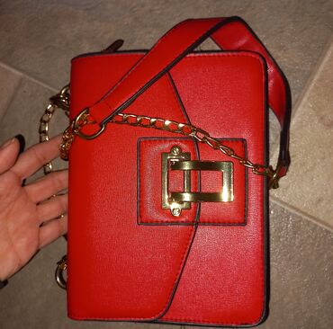 nova torbica: Nova crvena torbica efektna.
Uplata na racun pa slanje odmah