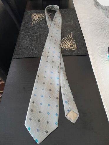 теплая верхняя одежда: Галстук (одевали 1-2 раза). Есть ещё новый галстук и другая одежда