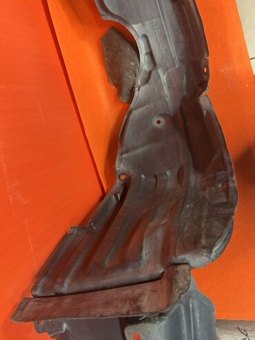 Подкрылки, брызговики, защита днища: Черный пластиковый подкрылок для автомобиля. Имеет изогнутую форму — 7