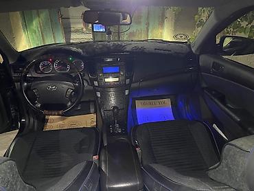 qara maşın: Hyundai Sonata sedan təqdim olunur. Avtomobil qara rəngdədir və — 6