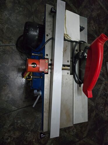 Mebel və taxta dəzgahları: Mini taxta kəsən dəzgah satılır. Həm rəndəsi, həm də frezi var. Nol