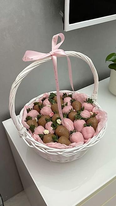 Клубника в шоколаде — наборы и подарочные корзины - Свежая крупная at lalafo.kg Клубника в шоколаде — наборы и подарочные корзины - Свежая крупная